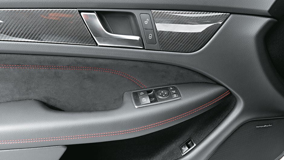 Apliques na porta e no console utilizam fibra de carbono | <a href="https://beta-develop.quatrorodas.abril.com.br/carros/testes/mercedes-benz-c-63-amg-black-series-699994.shtml" rel="migration">Leia mais</a>