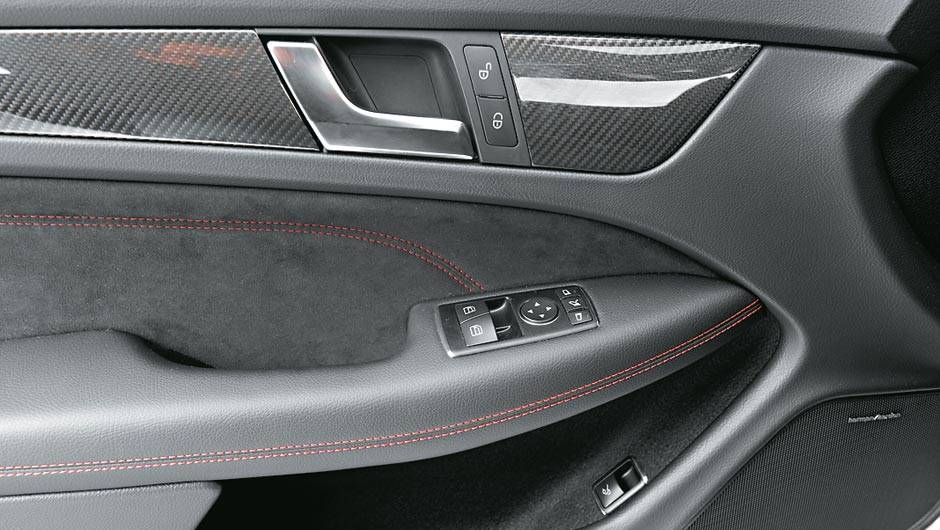 Apliques na porta e no console utilizam fibra de carbono | <a href="https://beta-develop.quatrorodas.abril.com.br/carros/testes/mercedes-benz-c-63-amg-black-series-699994.shtml" rel="migration">Leia mais</a> Apliques na porta e no console utilizam fibra de carbono | <a href="https://beta-develop.quatrorodas.abril.com.br/carros/testes/mercedes-benz-c-63-amg-black-series-699994.shtml" rel="migration">Leia mais</a>