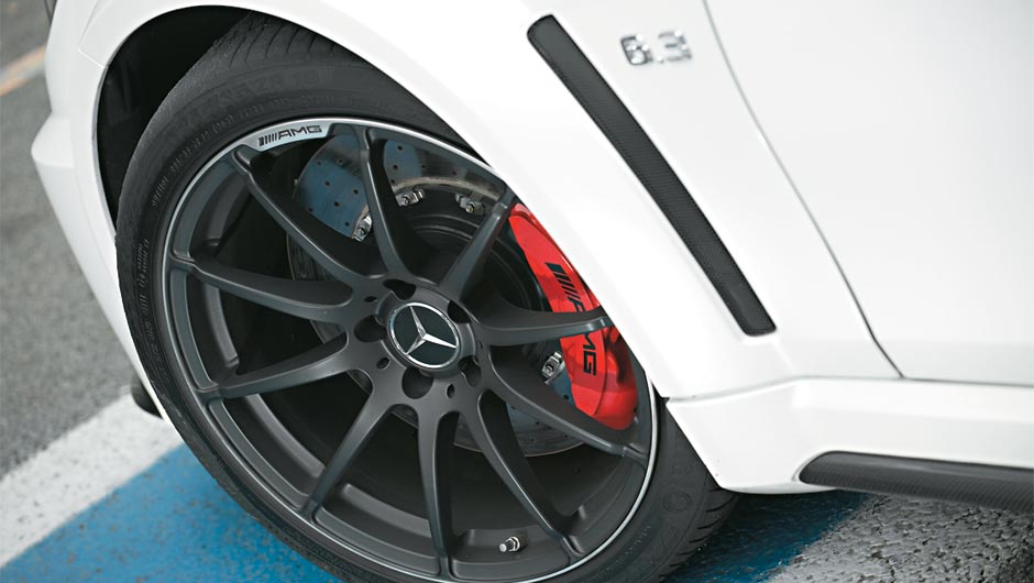 Rodas aro 19 calçam pneus 255/35 à frente e 285/30 atrás | <a href="https://beta-develop.quatrorodas.abril.com.br/carros/testes/mercedes-benz-c-63-amg-black-series-699994.shtml" rel="migration">Leia mais</a>