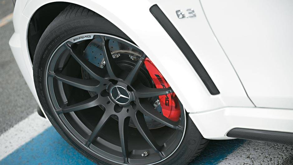 Rodas aro 19 calçam pneus 255/35 à frente e 285/30 atrás | <a href="https://beta-develop.quatrorodas.abril.com.br/carros/testes/mercedes-benz-c-63-amg-black-series-699994.shtml" rel="migration">Leia mais</a> Rodas aro 19 calçam pneus 255/35 à frente e 285/30 atrás | <a href="https://beta-develop.quatrorodas.abril.com.br/carros/testes/mercedes-benz-c-63-amg-black-series-699994.shtml" rel="migration">Leia mais</a>