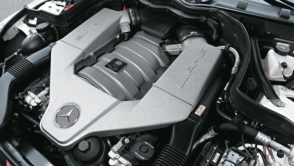 Cada motor AMG é montado por apenas um funcionário | <a href="https://beta-develop.quatrorodas.abril.com.br/carros/testes/mercedes-benz-c-63-amg-black-series-699994.shtml" rel="migration">Leia mais</a>