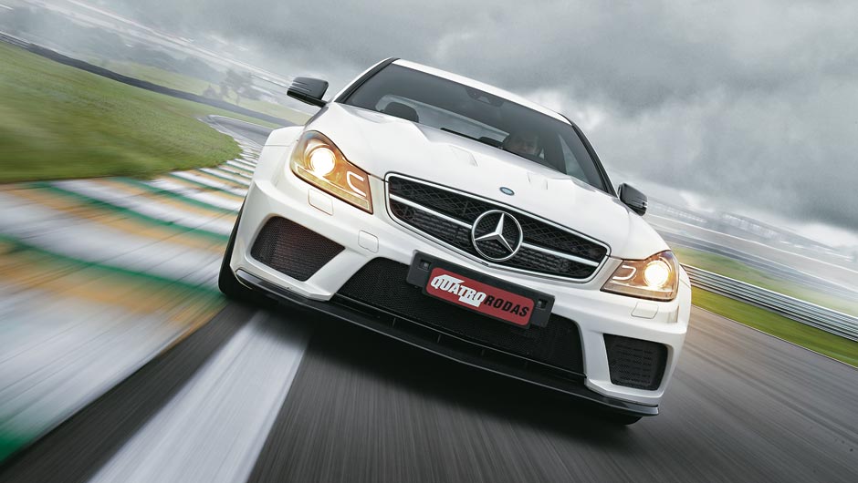 Para-choque mais largo abriga uma asa de fibra de carbono e entradas de ar nas laterais inferiores para ajudar na refrigeração dos freios | <a href="https://beta-develop.quatrorodas.abril.com.br/carros/testes/mercedes-benz-c-63-amg-black-series-699994.shtml" rel="migration"></a>