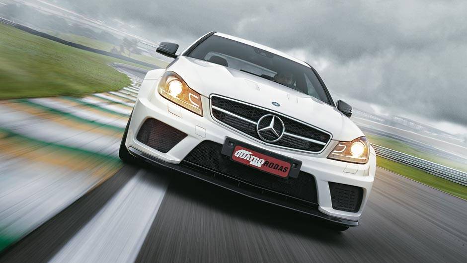 Para-choque mais largo abriga uma asa de fibra de carbono e entradas de ar nas laterais inferiores para ajudar na refrigeração dos freios | <a href="https://beta-develop.quatrorodas.abril.com.br/carros/testes/mercedes-benz-c-63-amg-black-series-699994.shtml" rel="migration"></a> Para-choque mais largo abriga uma asa de fibra de carbono e entradas de ar nas laterais inferiores para ajudar na refrigeração dos freios | <a href="https://beta-develop.quatrorodas.abril.com.br/carros/testes/mercedes-benz-c-63-amg-black-series-699994.shtml" rel="migration"></a>