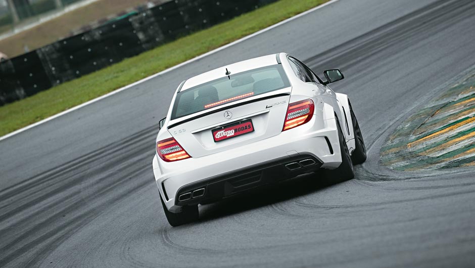 Quatro saídas de escape e extratores nas laterais dão vazão ao calor | <a href="https://beta-develop.quatrorodas.abril.com.br/carros/testes/mercedes-benz-c-63-amg-black-series-699994.shtml" rel="migration">Leia mais</a>