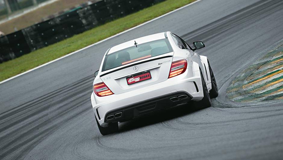 Quatro saídas de escape e extratores nas laterais dão vazão ao calor | <a href="https://beta-develop.quatrorodas.abril.com.br/carros/testes/mercedes-benz-c-63-amg-black-series-699994.shtml" rel="migration">Leia mais</a> Quatro saídas de escape e extratores nas laterais dão vazão ao calor | <a href="https://beta-develop.quatrorodas.abril.com.br/carros/testes/mercedes-benz-c-63-amg-black-series-699994.shtml" rel="migration">Leia mais</a>