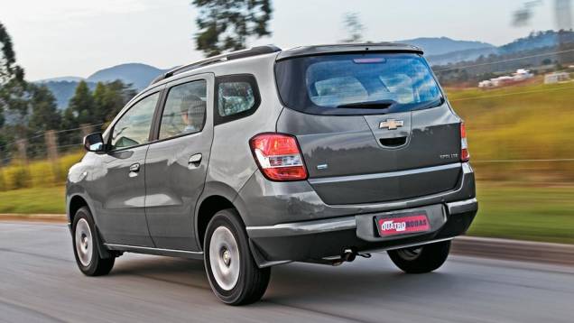 Visual traseiro causa polêmica | <a href="https://beta-develop.quatrorodas.abril.com.br/carros/comparativos/chevrolet-spin-x-nissan-grand-livina-700392.shtml" rel="migration">Leia o comparativo</a> - <a href="https://beta-develop.quatrorodas.abril.com.br/galerias/nissan/grand-livina-ed-08-2012-" rel="migration"></a> Visual traseiro causa polêmica | <a href="https://beta-develop.quatrorodas.abril.com.br/carros/comparativos/chevrolet-spin-x-nissan-grand-livina-700392.shtml" rel="migration">Leia o comparativo</a> - <a href="https://beta-develop.quatrorodas.abril.com.br/galerias/nissan/grand-livina-ed-08-2012-" rel="migration"></a>