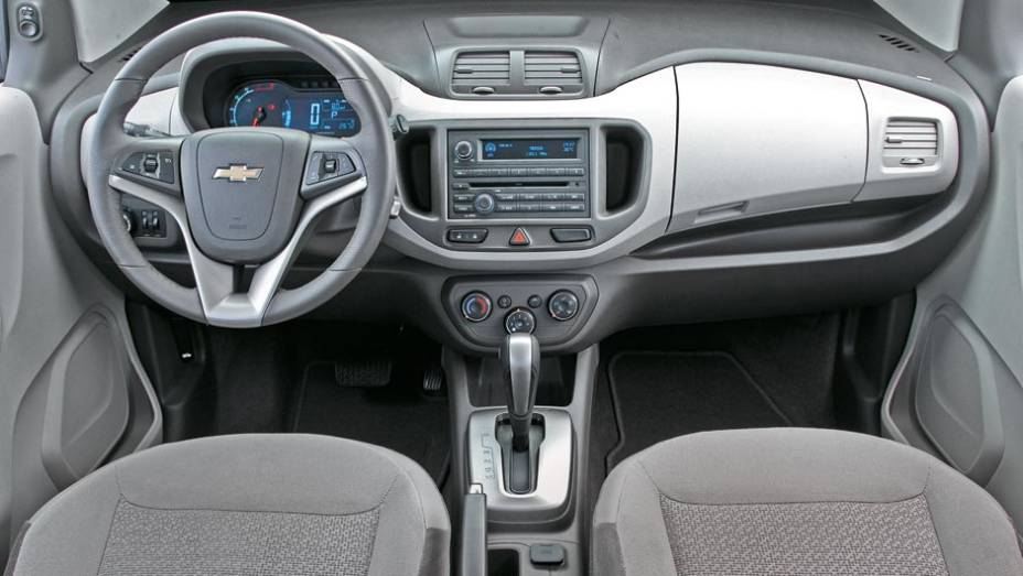 Spin tem interior mais moderno que o da rival | <a href="https://beta-develop.quatrorodas.abril.com.br/carros/comparativos/chevrolet-spin-x-nissan-grand-livina-700392.shtml" rel="migration">Leia o comparativo</a> - <a href="https://beta-develop.quatrorodas.abril.com.br/galerias/nissan/grand-livina-ed" rel="migration"></a>