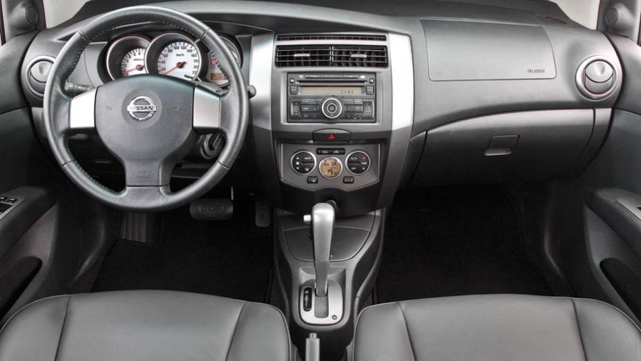 Nissan é bem-acabada, mas mal-equipada | <a href="https://beta-develop.quatrorodas.abril.com.br/carros/comparativos/chevrolet-spin-x-nissan-grand-livina-700392.shtml" rel="migration">Leia o comparativo</a> - <a href="https://beta-develop.quatrorodas.abril.com.br/galerias/chevrolet/spin-ed-08-20" rel="migration"></a>