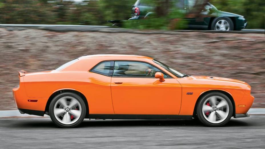 Na versão SRT8, o Challenger recebe rodas maiores, ... | <a href="https://beta-develop.quatrorodas.abril.com.br/salao-do-automovel/2012/carros/challenger-srt8-704000.shtml" rel="migration">Leia mais</a>