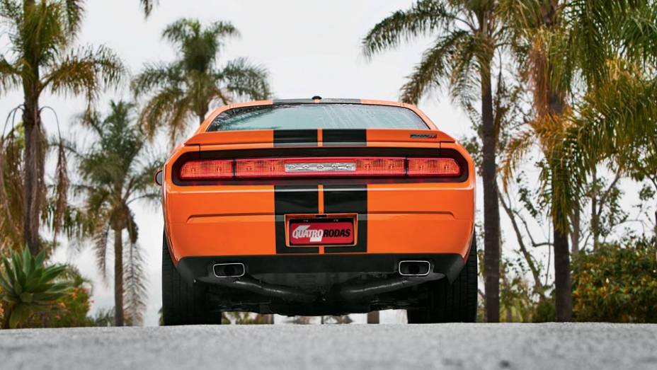 As lanternas traseiras remetem ao Challenger original dos anos 60, formando uma longa faixa horizontal | <a href="https://beta-develop.quatrorodas.abril.com.br/salao-do-automovel/2012/carros/challenger-srt8-704000.shtml" rel="migration">Leia mais</a>