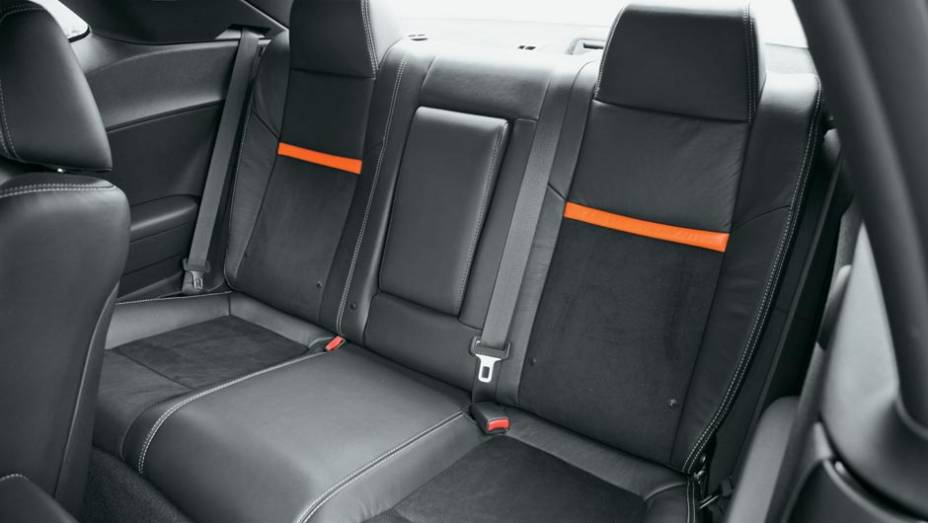 Há cinto para um terceiro ocupante, mas falta espaço | <a href="https://beta-develop.quatrorodas.abril.com.br/salao-do-automovel/2012/carros/challenger-srt8-704000.shtml" rel="migration">Leia mais</a>