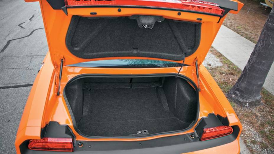 Porta-malas de 460 litros digno de sedã | <a href="https://beta-develop.quatrorodas.abril.com.br/salao-do-automovel/2012/carros/challenger-srt8-704000.shtml" rel="migration">Leia mais</a>