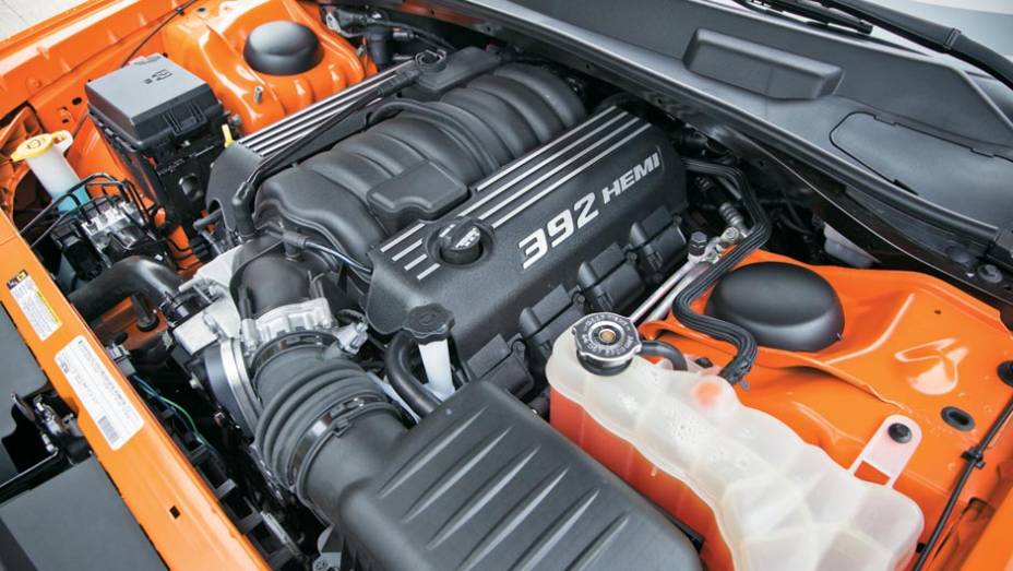 O V8 tem 6,4 litros e 470 cv | <a href="https://beta-develop.quatrorodas.abril.com.br/salao-do-automovel/2012/carros/challenger-srt8-704000.shtml" rel="migration">Leia mais</a> O V8 tem 6,4 litros e 470 cv | <a href="https://beta-develop.quatrorodas.abril.com.br/salao-do-automovel/2012/carros/challenger-srt8-704000.shtml" rel="migration">Leia mais</a>