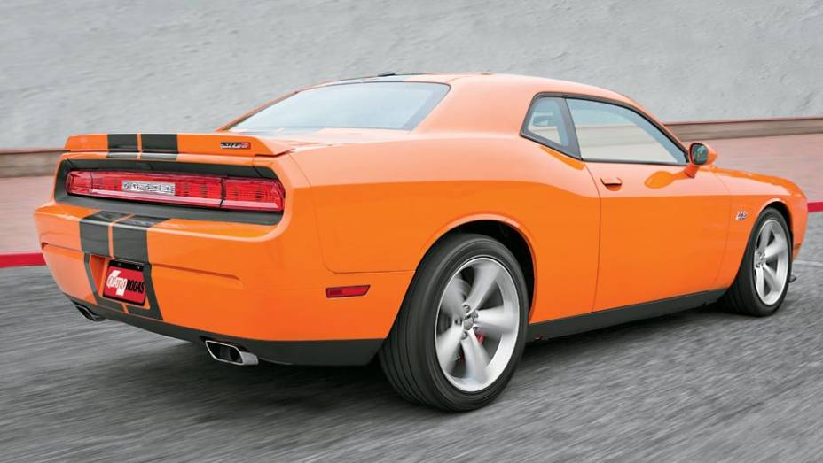 Rodas aro 20 com pneus 255/45 na traseira | <a href="https://beta-develop.quatrorodas.abril.com.br/salao-do-automovel/2012/carros/challenger-srt8-704000.shtml" rel="migration">Leia mais</a> Rodas aro 20 com pneus 255/45 na traseira | <a href="https://beta-develop.quatrorodas.abril.com.br/salao-do-automovel/2012/carros/challenger-srt8-704000.shtml" rel="migration">Leia mais</a>