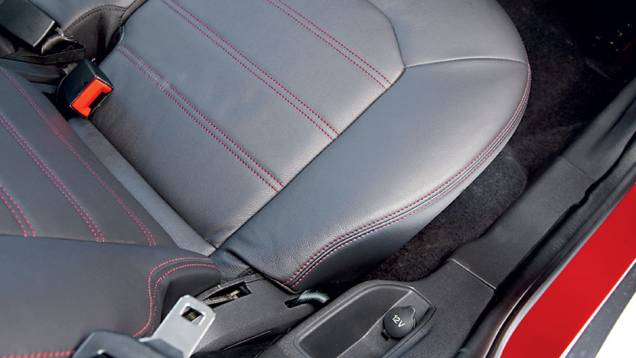 Junto ao banco traseiro há outra tomada 12V | <a href="https://beta-develop.quatrorodas.abril.com.br/carros/testes/ford-ecosport-freestyle-1-6-16v-699470.shtml" rel="migration">Leia mais</a> Junto ao banco traseiro há outra tomada 12V | <a href="https://beta-develop.quatrorodas.abril.com.br/carros/testes/ford-ecosport-freestyle-1-6-16v-699470.shtml" rel="migration">Leia mais</a>