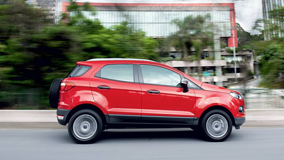 No lugar do friso, uma saia escura disfarça o 1,69 metro de altura do Eco | <a href="https://beta-develop.quatrorodas.abril.com.br/carros/testes/ford-ecosport-freestyle-1-6-16v-699470.shtml" rel="migration">Leia mais</a>