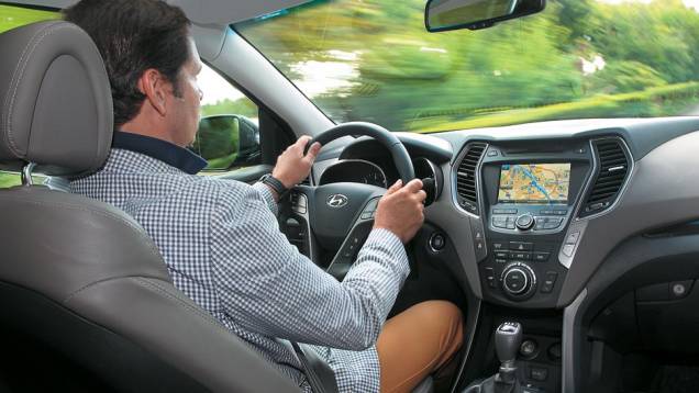 Direção Flex Steer permite ajustar a maciez em três níveis | <a href="https://beta-develop.quatrorodas.abril.com.br/salao-do-automovel/2012/carros/hyundai-santa-fe-703900.shtml" rel="migration">Leia mais</a> Direção Flex Steer permite ajustar a maciez em três níveis | <a href="https://beta-develop.quatrorodas.abril.com.br/salao-do-automovel/2012/carros/hyundai-santa-fe-703900.shtml" rel="migration">Leia mais</a>