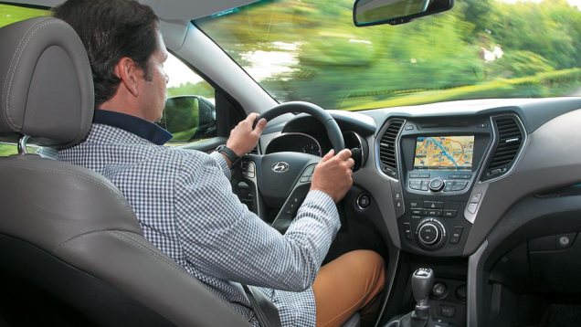 Direção Flex Steer permite ajustar a maciez em três níveis | <a href="https://beta-develop.quatrorodas.abril.com.br/salao-do-automovel/2012/carros/hyundai-santa-fe-703900.shtml" rel="migration">Leia mais</a> Direção Flex Steer permite ajustar a maciez em três níveis | <a href="https://beta-develop.quatrorodas.abril.com.br/salao-do-automovel/2012/carros/hyundai-santa-fe-703900.shtml" rel="migration">Leia mais</a>