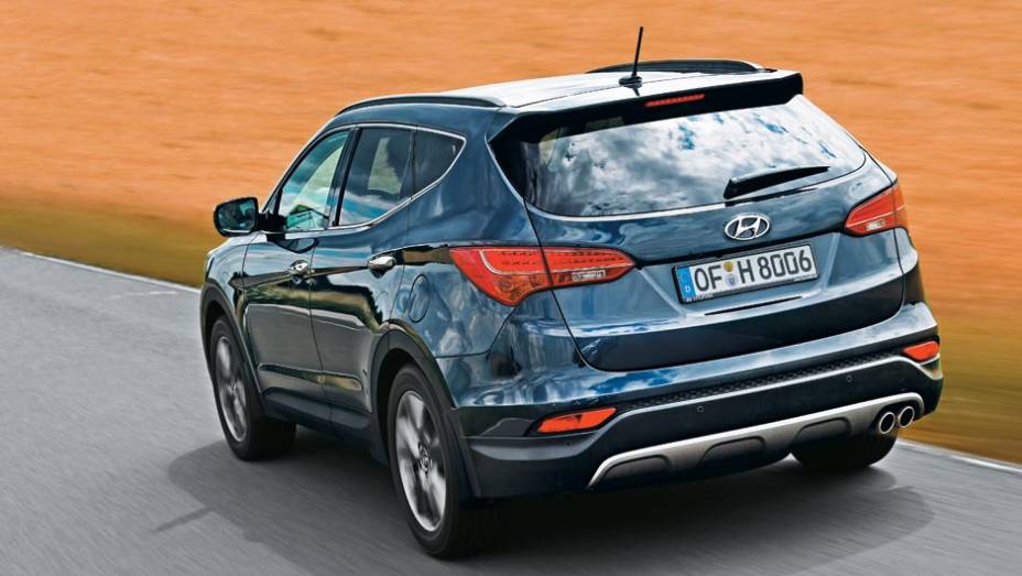 Traseira quase igual à do ix35, mas lanternas são bem diferentes | <a href="https://beta-develop.quatrorodas.abril.com.br/salao-do-automovel/2012/carros/hyundai-santa-fe-703900.shtml" rel="migration">Leia mais</a>