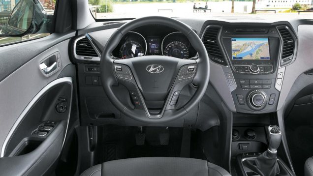 Acabamento do interior combina texturas e materiais diferentes. Monitor colorido é item de série | <a href="https://beta-develop.quatrorodas.abril.com.br/salao-do-automovel/2012/carros/hyundai-santa-fe-703900.shtml" rel="migration">Leia mais</a> Acabamento do interior combina texturas e materiais diferentes. Monitor colorido é item de série | <a href="https://beta-develop.quatrorodas.abril.com.br/salao-do-automovel/2012/carros/hyundai-santa-fe-703900.shtml" rel="migration">Leia mais</a>