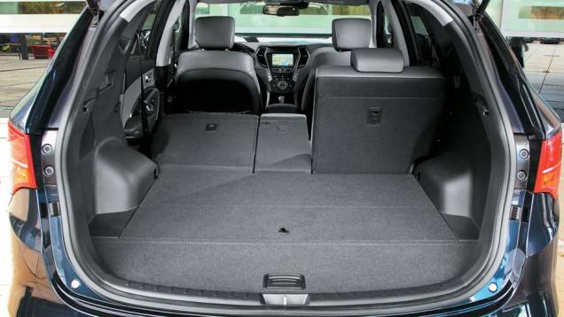...que ficam embutidos no porta-malas | <a href="https://beta-develop.quatrorodas.abril.com.br/salao-do-automovel/2012/carros/hyundai-santa-fe-703900.shtml" rel="migration">Leia mais</a> ...que ficam embutidos no porta-malas | <a href="https://beta-develop.quatrorodas.abril.com.br/salao-do-automovel/2012/carros/hyundai-santa-fe-703900.shtml" rel="migration">Leia mais</a>