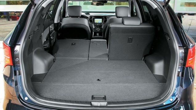 ...que ficam embutidos no porta-malas | <a href="https://beta-develop.quatrorodas.abril.com.br/salao-do-automovel/2012/carros/hyundai-santa-fe-703900.shtml" rel="migration">Leia mais</a> ...que ficam embutidos no porta-malas | <a href="https://beta-develop.quatrorodas.abril.com.br/salao-do-automovel/2012/carros/hyundai-santa-fe-703900.shtml" rel="migration">Leia mais</a>
