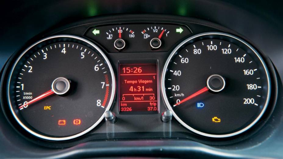 Iluminação é branca nos instrumentos e vermelha no visor central | <a href="https://beta-develop.quatrorodas.abril.com.br/carros/testes/vw-gol-699508.shtml" rel="migration">Leia mais</a>