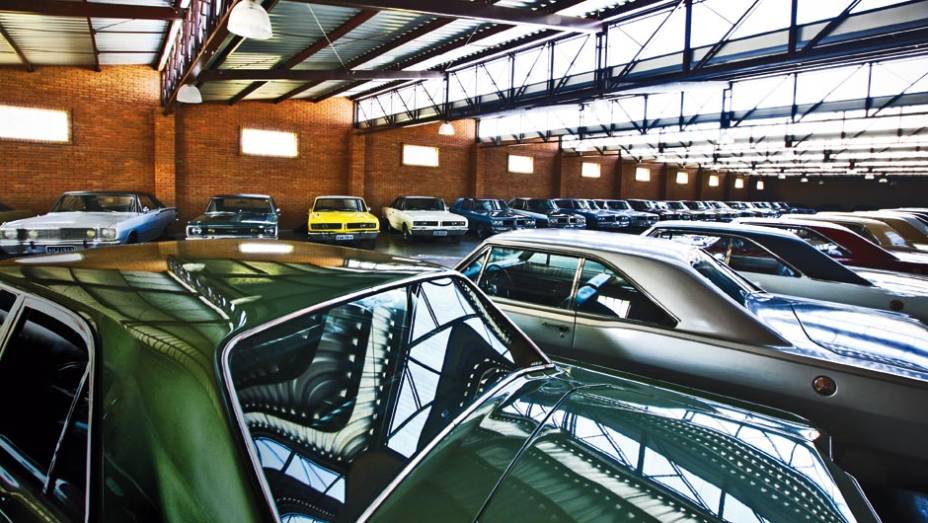 Entre os mais de 40 carros, um de cada ano | <a href="https://beta-develop.quatrorodas.abril.com.br/reportagens/geral/museu-dodge-699798.shtml" rel="migration">Leia mais</a>