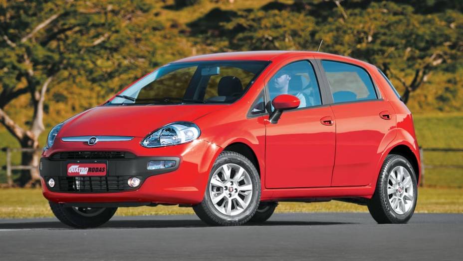 Punto Attractive 1.4 A versão de entrada vem com rodas de aço e calotas. Cuidado: o ar-condicionado é opcional | <a href="https://beta-develop.quatrorodas.abril.com.br/carros/testes/fiat-punto-699955.shtml" rel="migration">Leia mais</a>