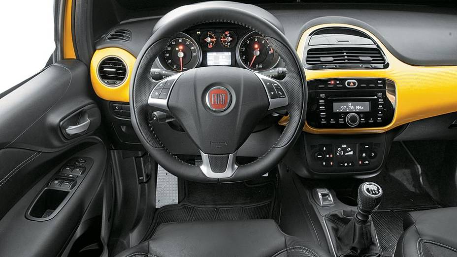 Volante tem regulagem de altura e profundidade, mas poderia ser elétrico, como o Bravo | <a href="https://beta-develop.quatrorodas.abril.com.br/carros/testes/fiat-punto-699955.shtml" rel="migration">Leia mais</a> Volante tem regulagem de altura e profundidade, mas poderia ser elétrico, como o Bravo | <a href="https://beta-develop.quatrorodas.abril.com.br/carros/testes/fiat-punto-699955.shtml" rel="migration">Leia mais</a>