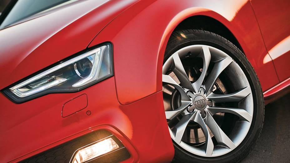 Rodas aro 18 e faróis com leds e xenônio: itens de série | <a href="https://beta-develop.quatrorodas.abril.com.br/carros/testes/audi-s5-700509.shtml" rel="migration">Leia mais</a>