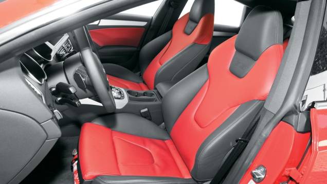 Bancos concha dão bom suporte lateral... | <a href="https://beta-develop.quatrorodas.abril.com.br/carros/testes/audi-s5-700509.shtml" rel="migration">Leia mais</a> Bancos concha dão bom suporte lateral... | <a href="https://beta-develop.quatrorodas.abril.com.br/carros/testes/audi-s5-700509.shtml" rel="migration">Leia mais</a>
