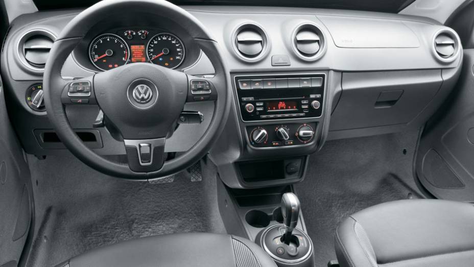 Botão de luzes está no painel, à esquerda do volante | <a href="https://beta-develop.quatrorodas.abril.com.br/carros/lancamentos/vw-voyage-comfortline-699016.shtml" rel="migration">Leia mais</a>