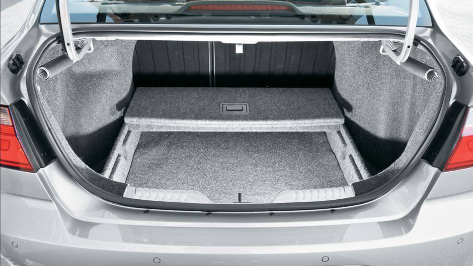 Caixa opcional cria fundo falso no porta-malas | <a href="https://beta-develop.quatrorodas.abril.com.br/carros/lancamentos/vw-voyage-comfortline-699016.shtml" rel="migration">Leia mais</a>