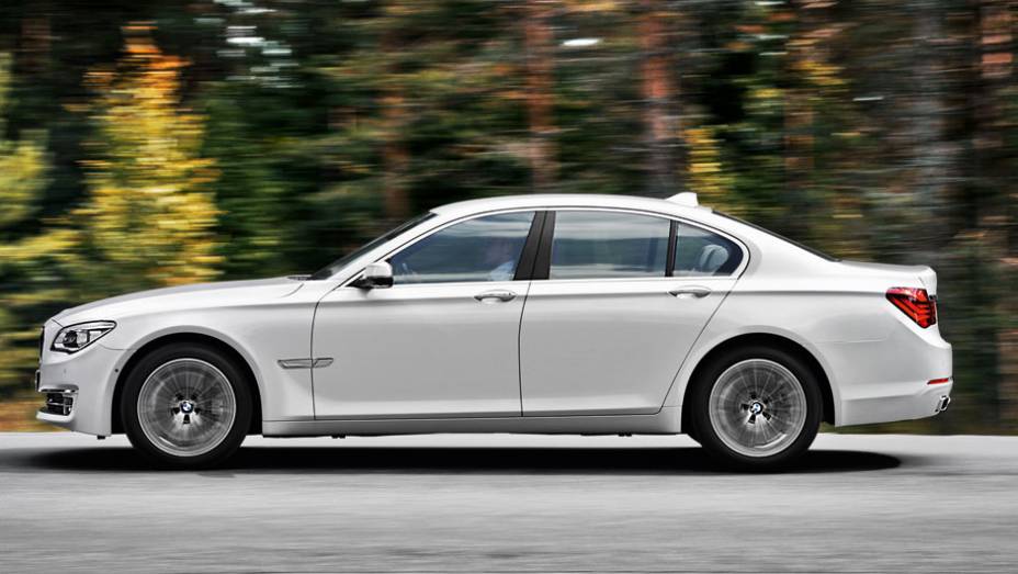 A versão 750 Li tem 5,22 metros de comprimento, com entre-eixos alongado em 14 cm em relação ao tradicional BMW 750i | <a href="https://beta-develop.quatrorodas.abril.com.br/carros/impressoes/bmw-750-li-704546.shtml" rel="migration">Leia mais</a>