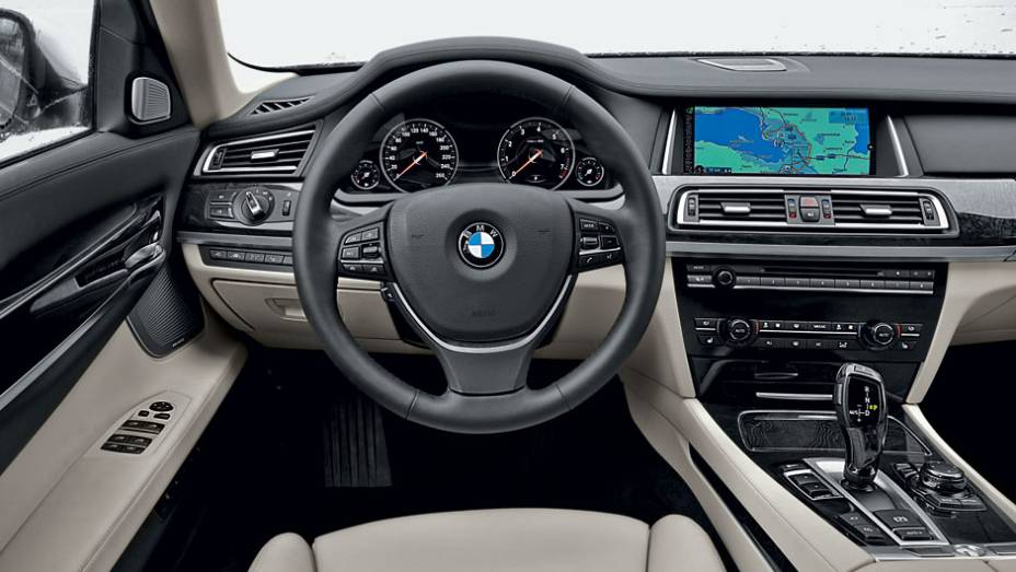 Desenho do painel do novo Série 7 é praticamente igual ao da versão anterior | <a href="https://beta-develop.quatrorodas.abril.com.br/carros/impressoes/bmw-750-li-704546.shtml" rel="migration">Leia mais</a>