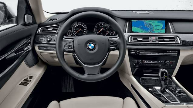 Desenho do painel do novo Série 7 é praticamente igual ao da versão anterior | <a href="https://beta-develop.quatrorodas.abril.com.br/carros/impressoes/bmw-750-li-704546.shtml" rel="migration">Leia mais</a> Desenho do painel do novo Série 7 é praticamente igual ao da versão anterior | <a href="https://beta-develop.quatrorodas.abril.com.br/carros/impressoes/bmw-750-li-704546.shtml" rel="migration">Leia mais</a>