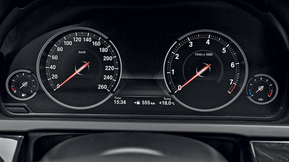 Mostradores parecem analógicos, mas são digitais | <a href="https://beta-develop.quatrorodas.abril.com.br/carros/impressoes/bmw-750-li-704546.shtml" rel="migration">Leia mais</a>