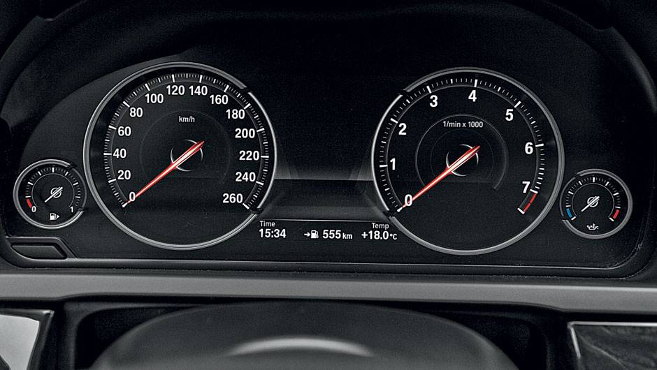 Mostradores parecem analógicos, mas são digitais | <a href="https://beta-develop.quatrorodas.abril.com.br/carros/impressoes/bmw-750-li-704546.shtml" rel="migration">Leia mais</a> Mostradores parecem analógicos, mas são digitais | <a href="https://beta-develop.quatrorodas.abril.com.br/carros/impressoes/bmw-750-li-704546.shtml" rel="migration">Leia mais</a>