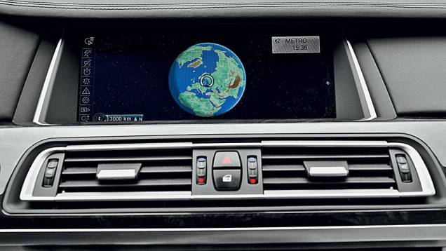 Tela central ficou ainda maior | <a href="https://beta-develop.quatrorodas.abril.com.br/carros/impressoes/bmw-750-li-704546.shtml" rel="migration">Leia mais</a> Tela central ficou ainda maior | <a href="https://beta-develop.quatrorodas.abril.com.br/carros/impressoes/bmw-750-li-704546.shtml" rel="migration">Leia mais</a>