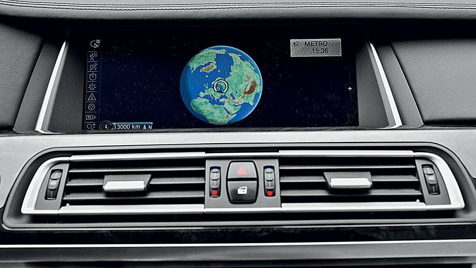 Tela central ficou ainda maior | <a href="https://beta-develop.quatrorodas.abril.com.br/carros/impressoes/bmw-750-li-704546.shtml" rel="migration">Leia mais</a> Tela central ficou ainda maior | <a href="https://beta-develop.quatrorodas.abril.com.br/carros/impressoes/bmw-750-li-704546.shtml" rel="migration">Leia mais</a>