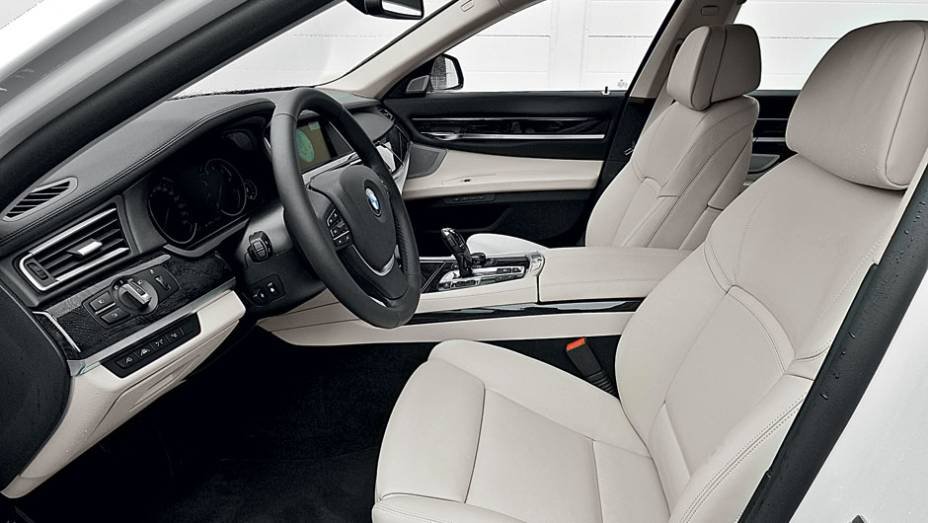 Assentos aquecidos e refrigerados | <a href="https://beta-develop.quatrorodas.abril.com.br/carros/impressoes/bmw-750-li-704546.shtml" rel="migration">Leia mais</a>