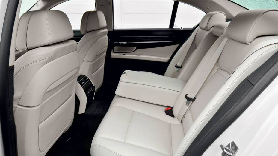Atrás, um banco para três ou duas poltronas | <a href="https://beta-develop.quatrorodas.abril.com.br/carros/impressoes/bmw-750-li-704546.shtml" rel="migration">Leia mais</a>
