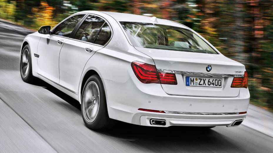 Os fortes vincos laterais que ligam as maçanetas e as lanternas agora terminam numa grande faixa cromada na traseira | <a href="https://beta-develop.quatrorodas.abril.com.br/carros/impressoes/bmw-750-li-704546.shtml" rel="migration">Leia mais</a>