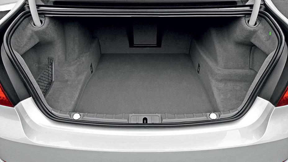 Porta-malas com capacidade de 500 litros | <a href="https://beta-develop.quatrorodas.abril.com.br/carros/impressoes/bmw-750-li-704546.shtml" rel="migration">Leia mais</a>