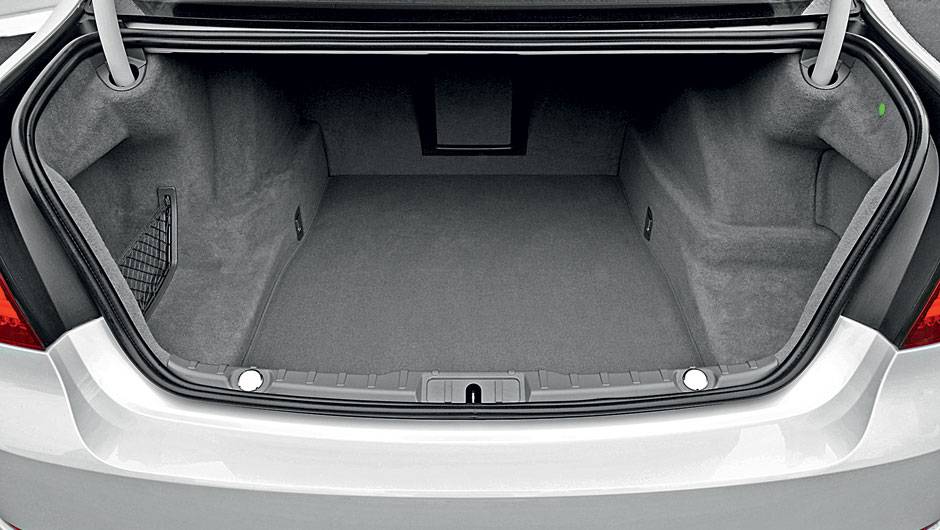 Porta-malas com capacidade de 500 litros | <a href="https://beta-develop.quatrorodas.abril.com.br/carros/impressoes/bmw-750-li-704546.shtml" rel="migration">Leia mais</a> Porta-malas com capacidade de 500 litros | <a href="https://beta-develop.quatrorodas.abril.com.br/carros/impressoes/bmw-750-li-704546.shtml" rel="migration">Leia mais</a>