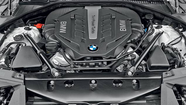Motor V8 turbo produz 450 cv | <a href="https://beta-develop.quatrorodas.abril.com.br/carros/impressoes/bmw-750-li-704546.shtml" rel="migration">Leia mais</a> Motor V8 turbo produz 450 cv | <a href="https://beta-develop.quatrorodas.abril.com.br/carros/impressoes/bmw-750-li-704546.shtml" rel="migration">Leia mais</a>