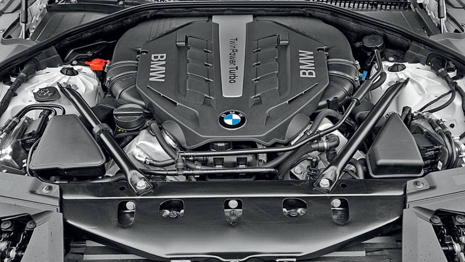 Motor V8 turbo produz 450 cv | <a href="https://beta-develop.quatrorodas.abril.com.br/carros/impressoes/bmw-750-li-704546.shtml" rel="migration">Leia mais</a>