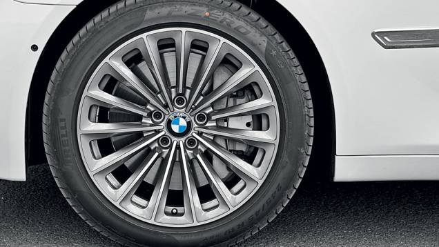 Rodas de liga aro 18 calçam pneus 245/50 | <a href="https://beta-develop.quatrorodas.abril.com.br/carros/impressoes/bmw-750-li-704546.shtml" rel="migration">Leia mais</a> Rodas de liga aro 18 calçam pneus 245/50 | <a href="https://beta-develop.quatrorodas.abril.com.br/carros/impressoes/bmw-750-li-704546.shtml" rel="migration">Leia mais</a>