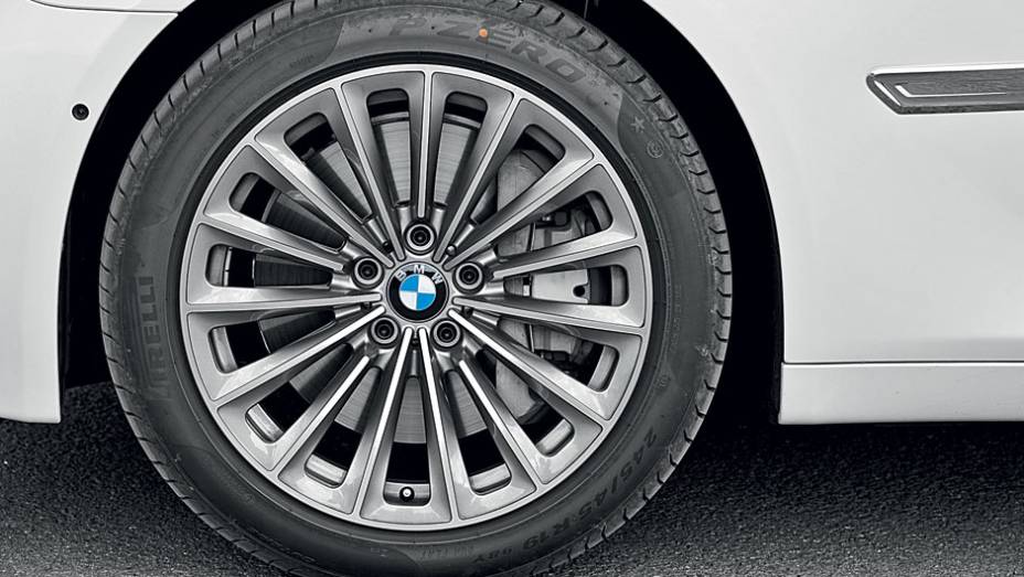 Rodas de liga aro 18 calçam pneus 245/50 | <a href="https://beta-develop.quatrorodas.abril.com.br/carros/impressoes/bmw-750-li-704546.shtml" rel="migration">Leia mais</a> Rodas de liga aro 18 calçam pneus 245/50 | <a href="https://beta-develop.quatrorodas.abril.com.br/carros/impressoes/bmw-750-li-704546.shtml" rel="migration">Leia mais</a>